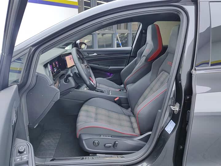 Фото 9 - Volkswagen Golf GTI