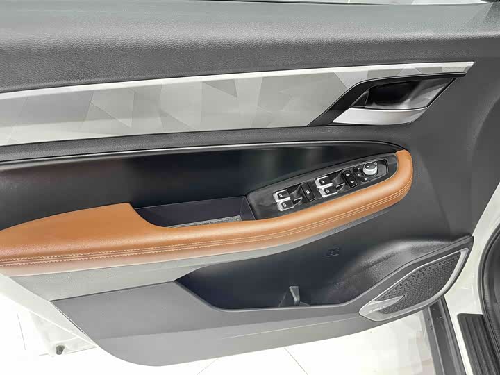 Фото 8 - Geely Vision X6