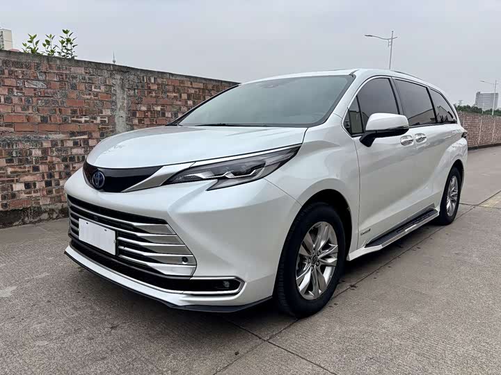 Фото 1 - Toyota Sienna