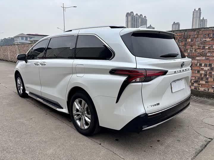 Фото 7 - Toyota Sienna