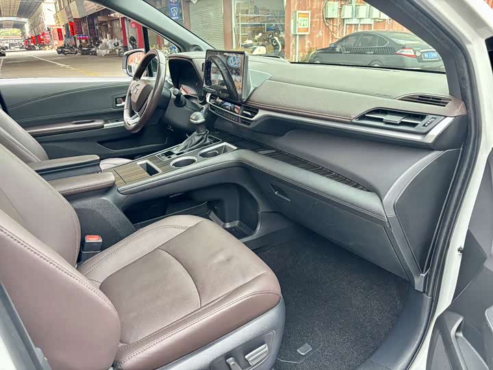 Фото 8 - Toyota Sienna