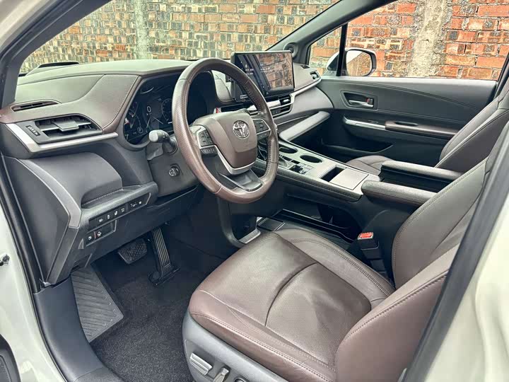 Фото 9 - Toyota Sienna