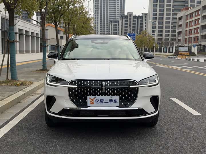 Фото 2 - Lincoln Corsair