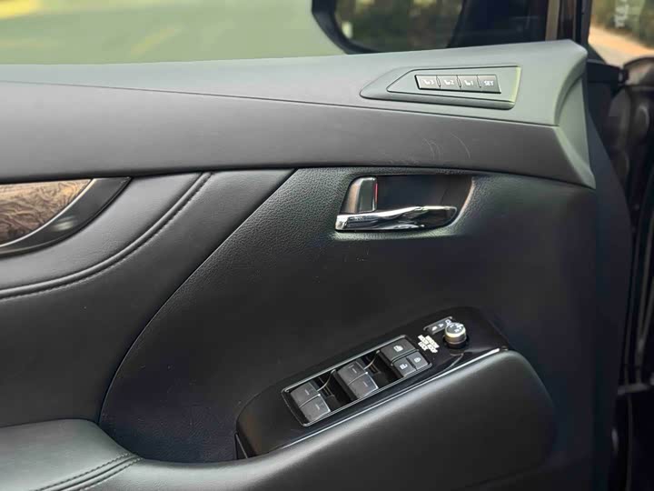 Фото 4 - Toyota Vellfire