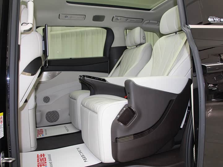 Фото 9 - Denza D9