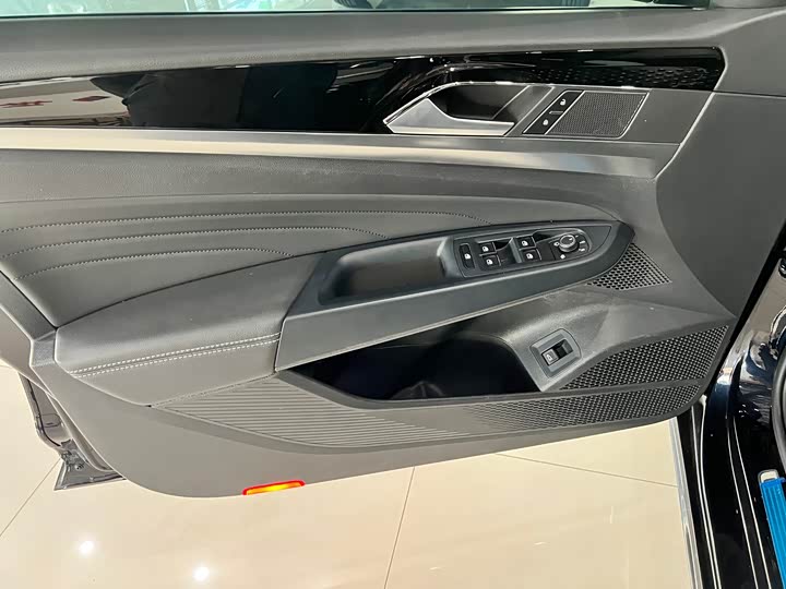 Фото 8 - Volkswagen Passat