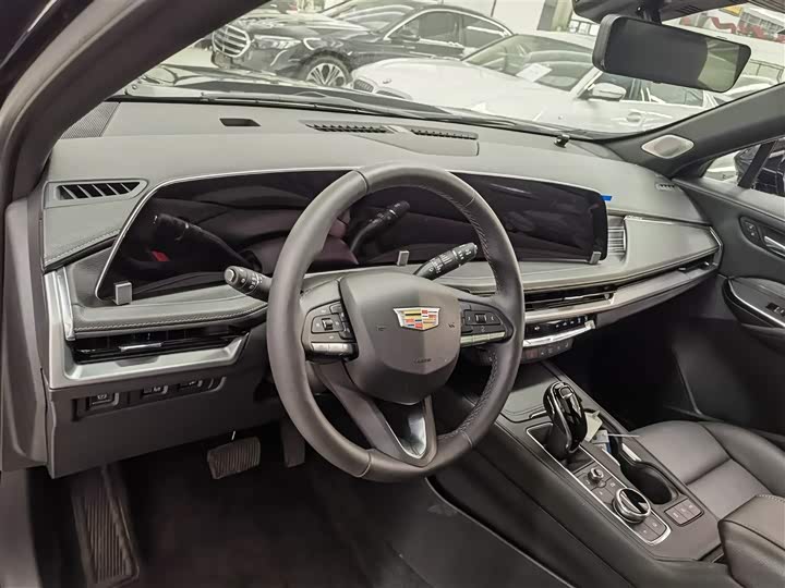 Фото 9 - Cadillac XT4