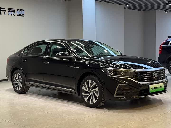 Фото 2 - Volkswagen Passat Hybrid