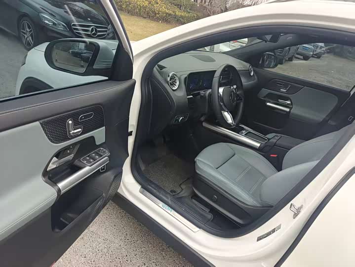 Фото 6 - Mercedes-Benz EQA