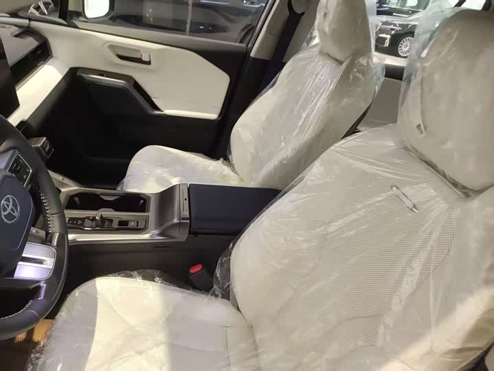 Фото 4 - Toyota RAV4