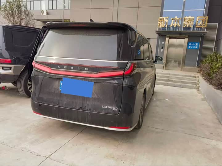 Фото 2 - Lexus LM