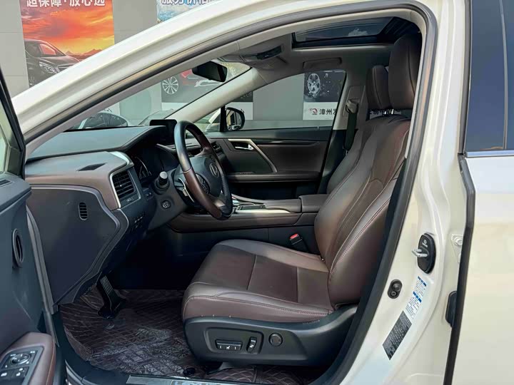 Фото 4 - Lexus RX