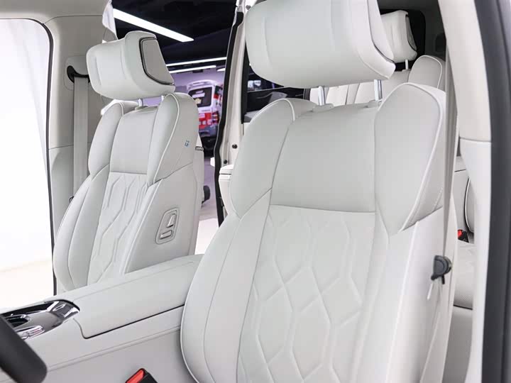 Фото 3 - Volvo EM90