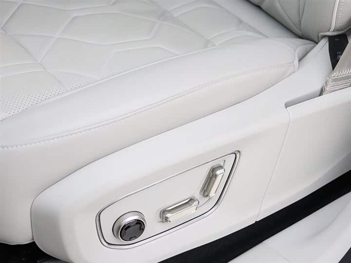 Фото 4 - Volvo EM90