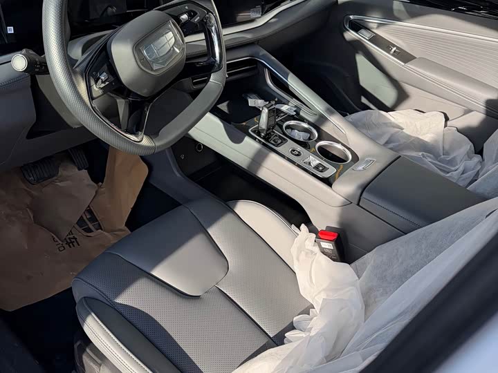 Фото 7 - Geely Atlas