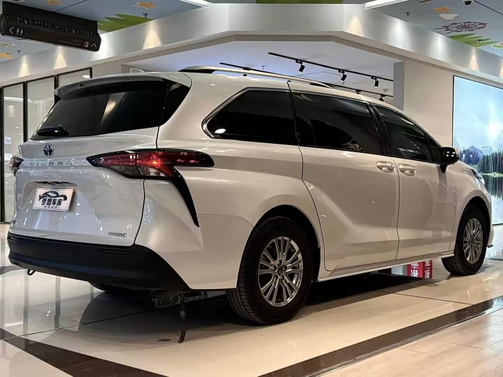Фото 9 - Toyota Sienna