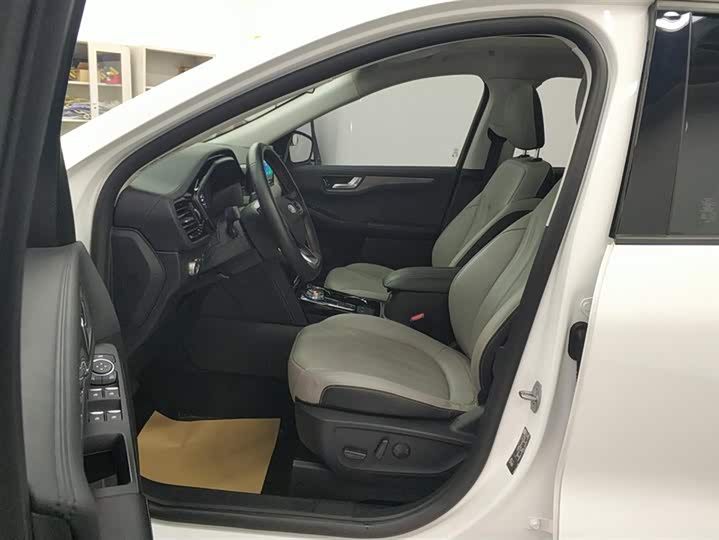 Фото 9 - Ford Escape