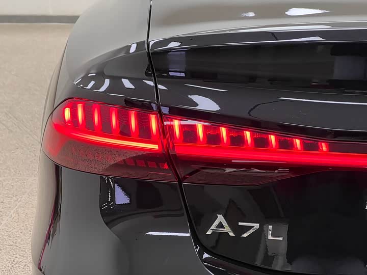 Фото 8 - Audi A7L