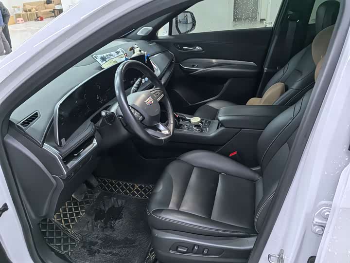 Фото 9 - Cadillac XT4