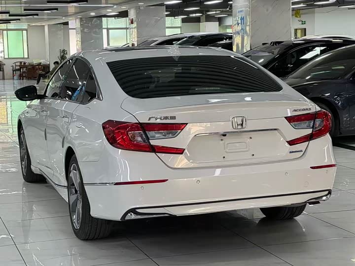 Фото 8 - Honda Accord