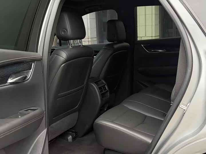 Фото 8 - Cadillac XT5