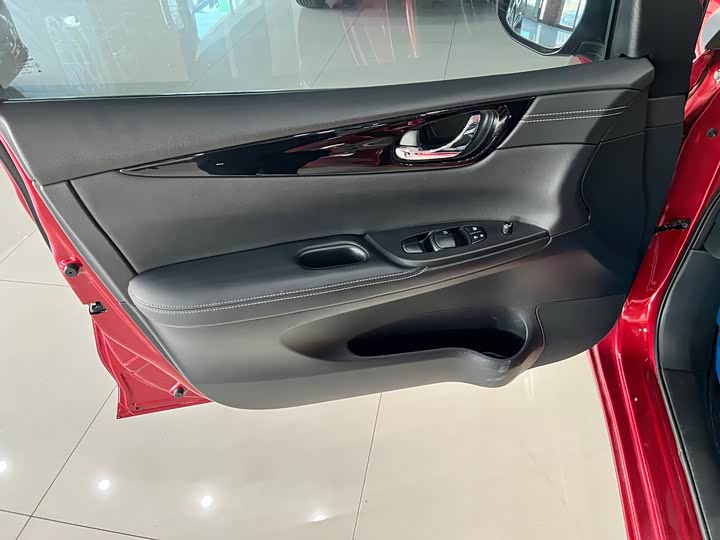 Фото 8 - Nissan Tiida