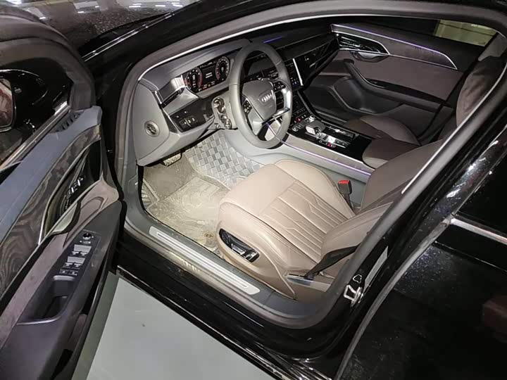 Фото 3 - Audi A8