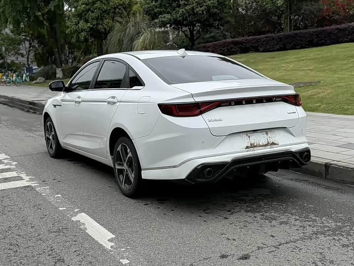 Фото 7 - Geely Emgrand L