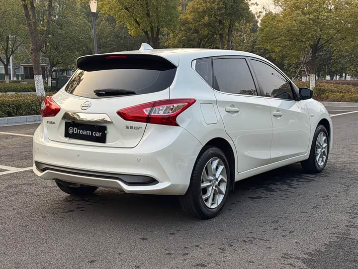 Фото 2 - Nissan Tiida