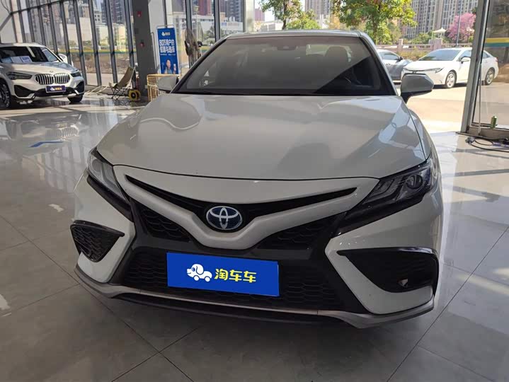 Фото 2 - Toyota Camry
