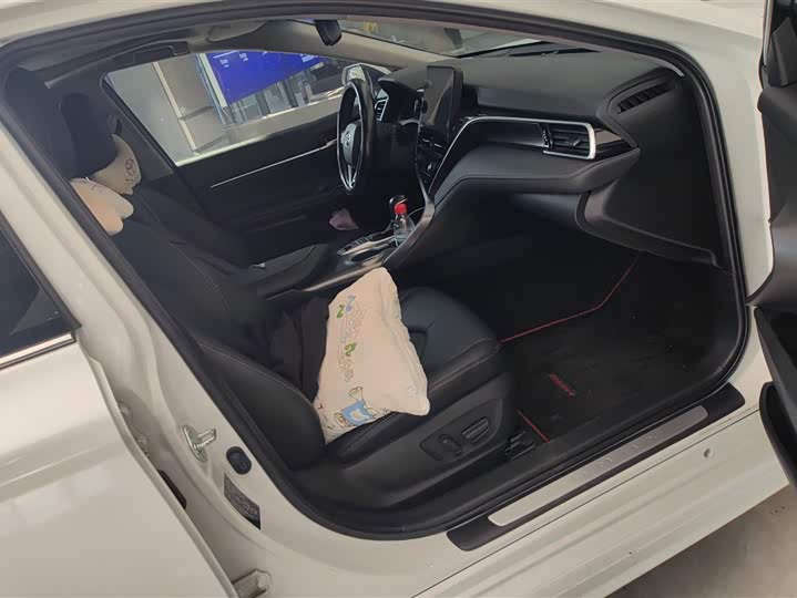 Фото 8 - Toyota Camry