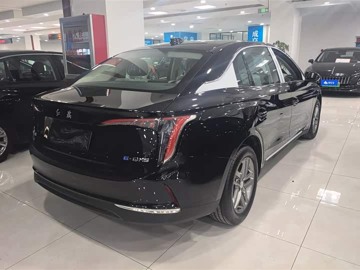 Фото 3 - Hongqi E-QM5