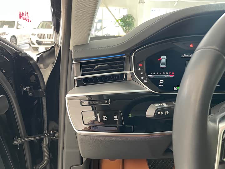 Фото 9 - Audi A8