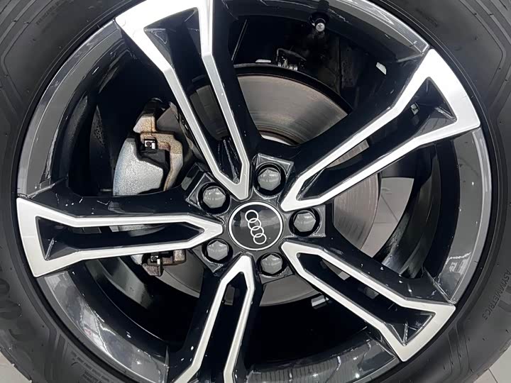 Фото 8 - Audi Q3