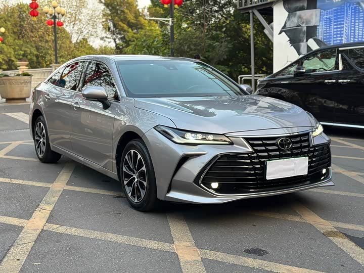 Photo 3 - Toyota Avalon