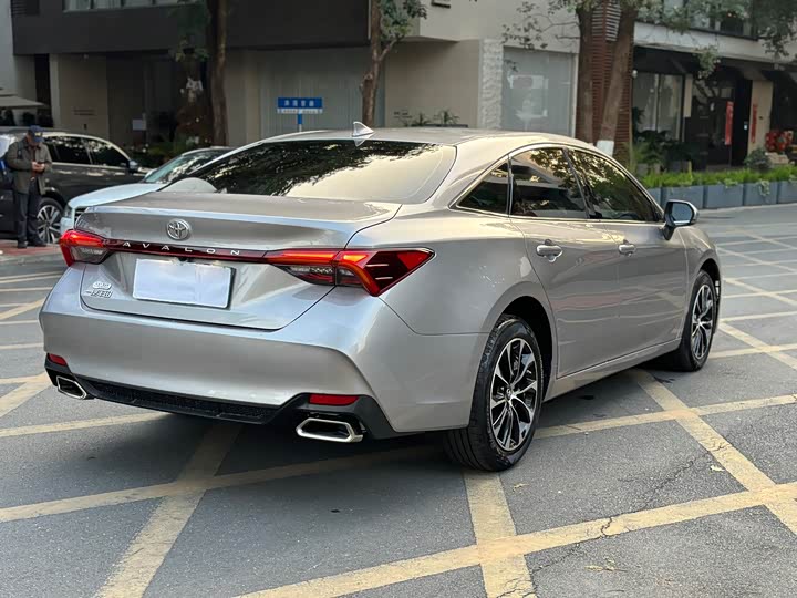 Photo 6 - Toyota Avalon