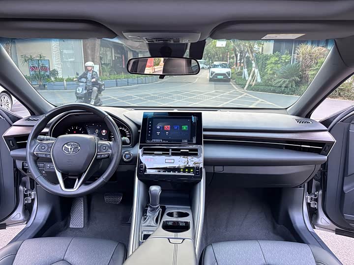 Photo 8 - Toyota Avalon