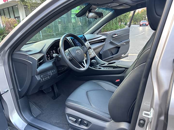 Photo 9 - Toyota Avalon