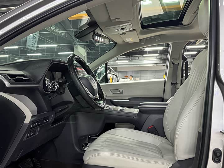 Фото 8 - Toyota Sienna