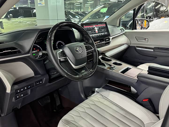 Фото 9 - Toyota Sienna