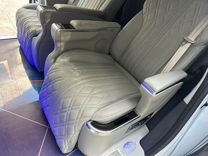 Фото 9 - Toyota Sienna