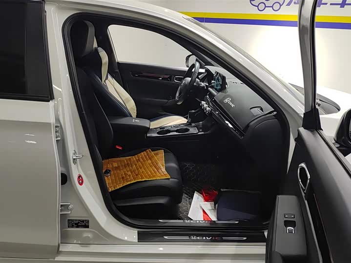 Фото 8 - Honda Civic