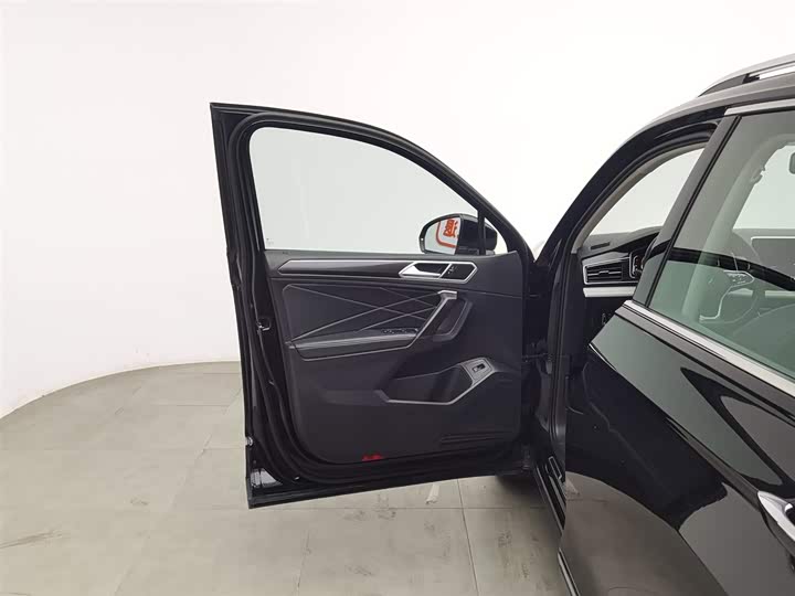 Фото 8 - Volkswagen Tiguan L Pro