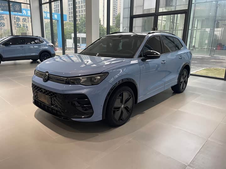 Фото 1 - Volkswagen Tiguan L Pro