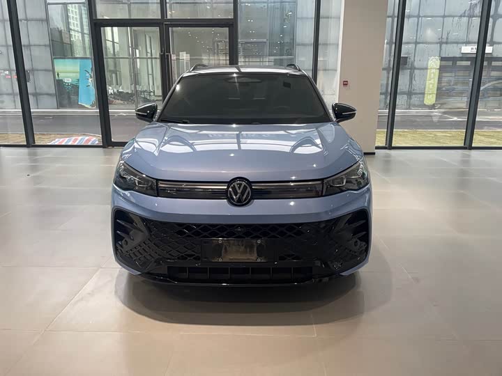 Фото 2 - Volkswagen Tiguan L Pro