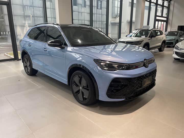 Фото 3 - Volkswagen Tiguan L Pro