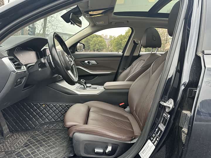 Photo 8 - BMW 3 Series