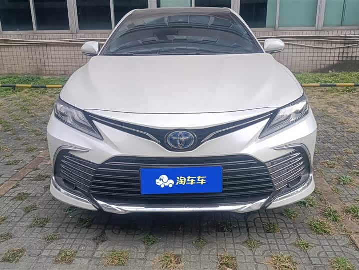 Фото 2 - Toyota Camry