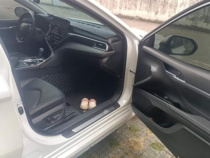 Фото 8 - Toyota Camry