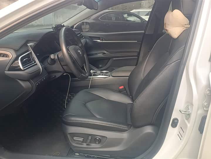 Фото 9 - Toyota Camry